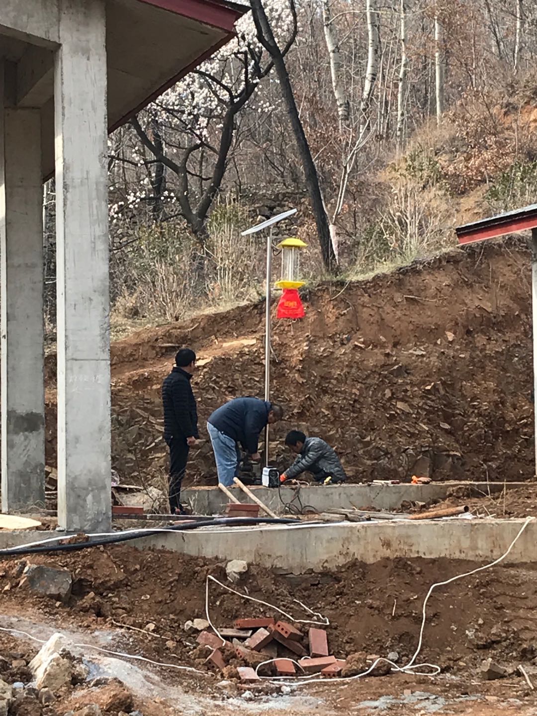 登封购入多台太阳能杀虫灯